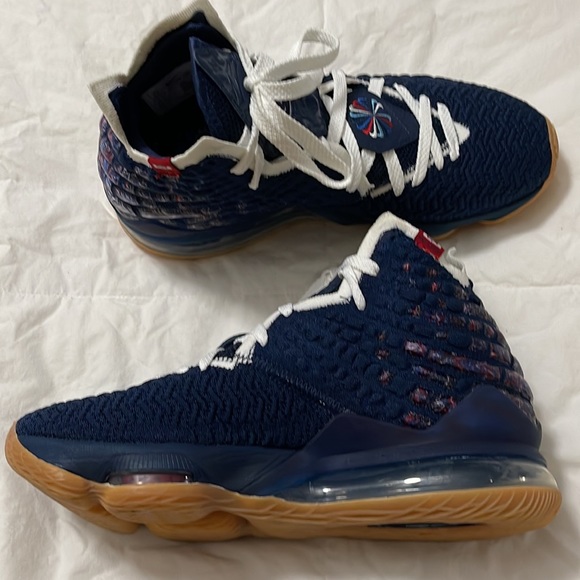 Nike LeBron 17 UConn 2020 Basketball Shoes Sz 7.5 Men / 9 Women New - Picture 7 of 10